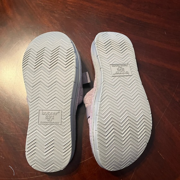 Women’s Isotoner Lavender Slippers - Picture 4 of 4